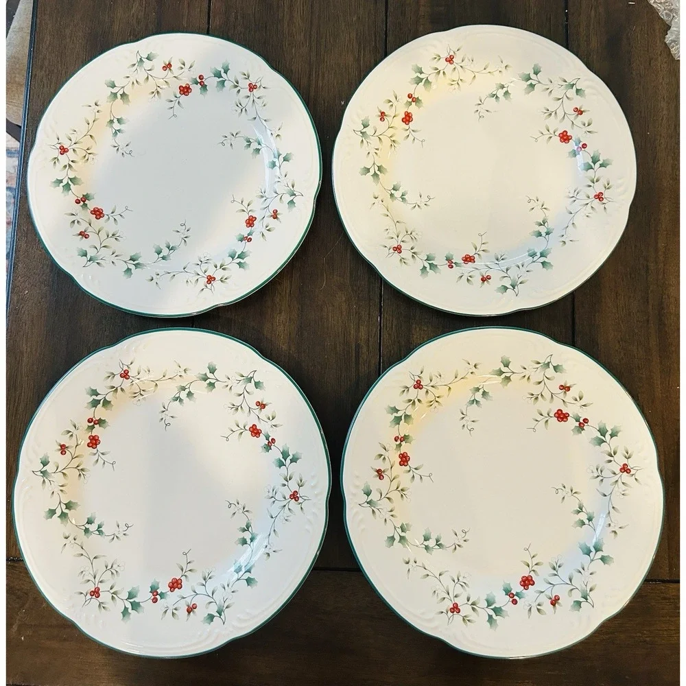 Pfaltzgraff Winterberry Set of (4) 10.5 Inch Dinner Plates Made in USA